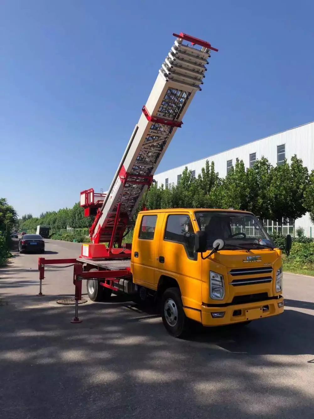 皇桐镇附近的云梯车出租服务：轻松解决高空作业需求